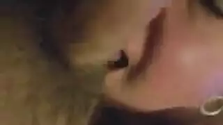 عارضة ميلف تفاجئ زائر الاستوديو بخدمة حميمة لمص القضيب