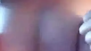 تحب أن يتم ضرب كسها وهي ترتدي جوارب الفخذ المثيرة