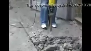 تدليك فرجها المشعر بلعبة ثم أخذ القضيب في فمها