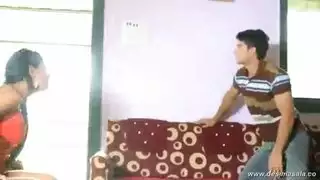 واجب الخادمة الفاجر الوحيد هو خدمة كل قضيب صلب في المنزل