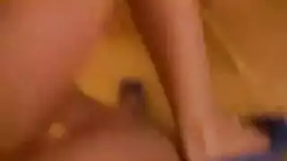 كلبة شقراء تبلع بعمق ثم تركب عموداً صلباً في مشهد إباحي