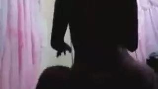 زبونة ممتلئة الجسم تفتح ساقيها لعضو مدلكها الغليظ على الطاولة