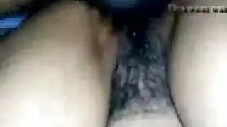 فتاة بريطانية هندية تأخذ قضيبًا ضخمًا بعمق في مهبلها المشعر