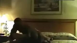 جماع ثلاثي صريح يضم امرأة ممتلئة الجسم ذات أثداء ضخمة
