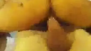  جلسة سحاق مثيرة في متجر الحمام فعل قاس بين الفتيات