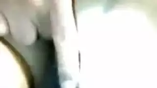 سمراء حارة باللون الأحمر تأخذ ثلاثة قضبان في علاقة جنسية جماعية صريحة