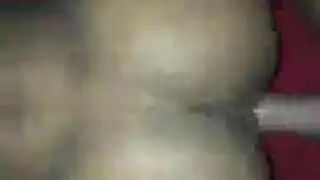 سمراء صغيرة الحجم تُضرب في مقعد الراكب