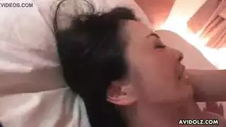 فرج كبير السن المشعر يُملأ بالسائل المنوي في مشهد ياباني صريح