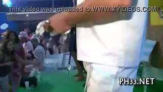 عاهرة متزوجة تمص القضيب في موقف السيارات