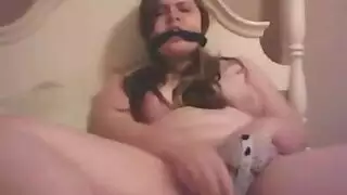 مراهقة مكممة وتُمارس الجنس بقوة على السرير