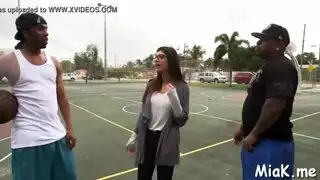 ميا خليفة تتعرض للدخول المزدوج: نيك قوي في الفم والكس