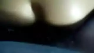 فتحة شرج مفتوحة: فيديو صريح لأم ممتلئة تأخذه في مؤخرتها