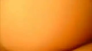 عربية ممتلئة تأخذ قضيبين أسودين في علاقة جنسية جماعية