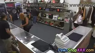 تتوق للنطفة: ملكة المص تبتلع حمولة ضخمة