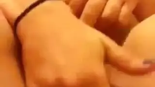 عربية مثيرة تظهر جسدها الساخن وتستمني مهبلها بقوة بأصابعها