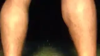 شاب متعرق يتم ضرب فتحته بالألعاب في الطبيعة