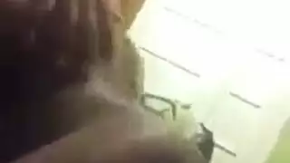 تلميذة سمراء مثارة تستمتع بنفسها باستخدام قضيب اصطناعي