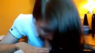 فتاة ساخنة مجنونة تلتهم قضيبًا كبيرًا بمهارات فميّة نهمة