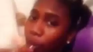 مراهق يذهب في كلا الاتجاهين في جنس جماعي صريح