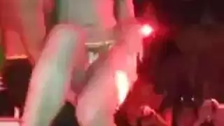 عاهرة آسيوية تلعق الشرج بلعبة جنسية قاسية في مشهد إباحي