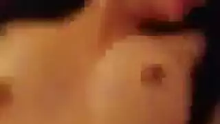 مشهد صريح: تمط فرج مراهقة ضيق ووردي للاختراق العميق