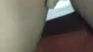 عرض فتاة على فتاة: تفريش كوسهما المقلّمة تمامًا