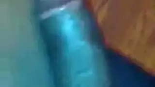 رجل يعطي أسود كبير الصدر سقف وجهة نظر