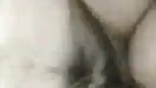 الرجل المفتول العضلات يأخذ عصا بيسبول عميقاً في فتحته