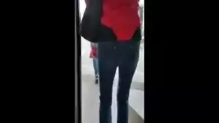 امرأة مكتنزة مجعدة الشعر تفتح كسها المشعر وتقذف بصوت عال