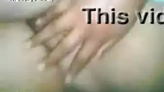 فيتش إباحي قاسي: سدادة شرجية على شكل ذيل شيطاني في مهبل بنية ترتدي جوارب