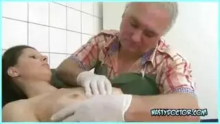 بنات سعوديات تتعرى أمام الكاميرا