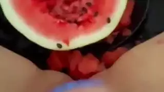 البطيخ مضاعفة محلية الصنع هزات الجماع في سن المراهقة ضيق