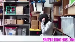 لص مراهق يحصل على فمه محشو كتأديب جنسي