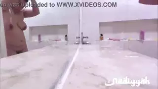 زوجة السمين العربية الجميلة مع كبير الثدي الاستحمام