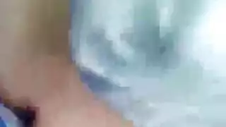 فتاة روسية مراهقة تستخدم دسارًا لعمل مص قوي