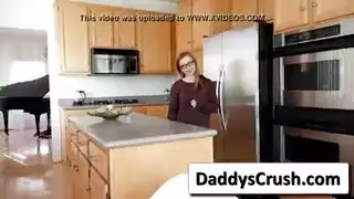 شقراء ذات قرون تثير مدلكها بالتعري ثم تمارس الجنس مع فتحة ضيقة لامرأة مثير