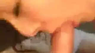 وهي تغش في دراستها، تئن حول قضيب سميك بينما أصابع تناك فرجها