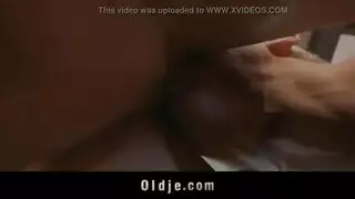 إمرأة تدخل على رجل في الجمام