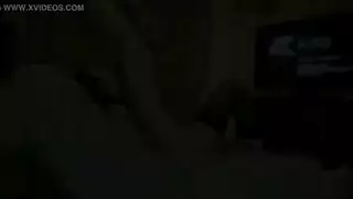 إباحية منزلية ساخنة: سمراء تأخذ قضيب صديقها الكبير داخلها