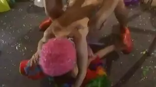 مساجّة ناضجة تمارس الجنس مع عميل بعمق على طاولة التدليك