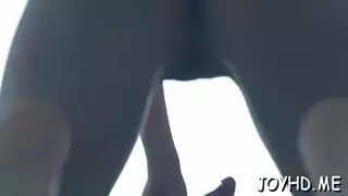 عاهرة صغيرة تنتقل بين مجموعة شباب مثارين لجنس إباحي