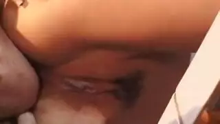 عاهرة ناضجة تنحني فوق المنضدة نيك قوي في المطبخ