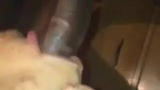 خيال غرفة المعيشة: فتاة مقنعة تستعد لمشاهدة أفلام إكس إكس إكس