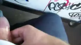 رحلة حافلة محفوفة بالمخاطر: فرك قضيبي الصلب على ملابس فتاة ضيقة