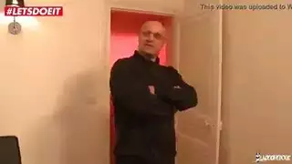 في سن المراهقة تحول جنسى يضحك مقلاع