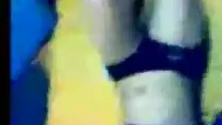 صديقته الجامعية نانا تثير الإعجاب بقميص فقط قبل جلسة تقبيل محمومة