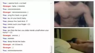 عاهرة مراهقة تبتسم بينما يتجسس عليها صديقها العذر في رغباتها الخارجية