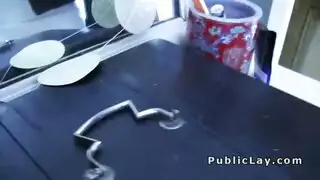 حلوة سمراء تختنق بالقضيب ويأكلون مهبلها