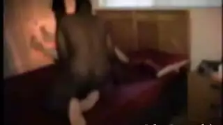 فتاة ناضجة تخدم قضيباً صلباً بفمها ولسانها