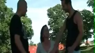 خيال الجنس الثلاثي: مشاركة شابين لفتاتين راغبتين